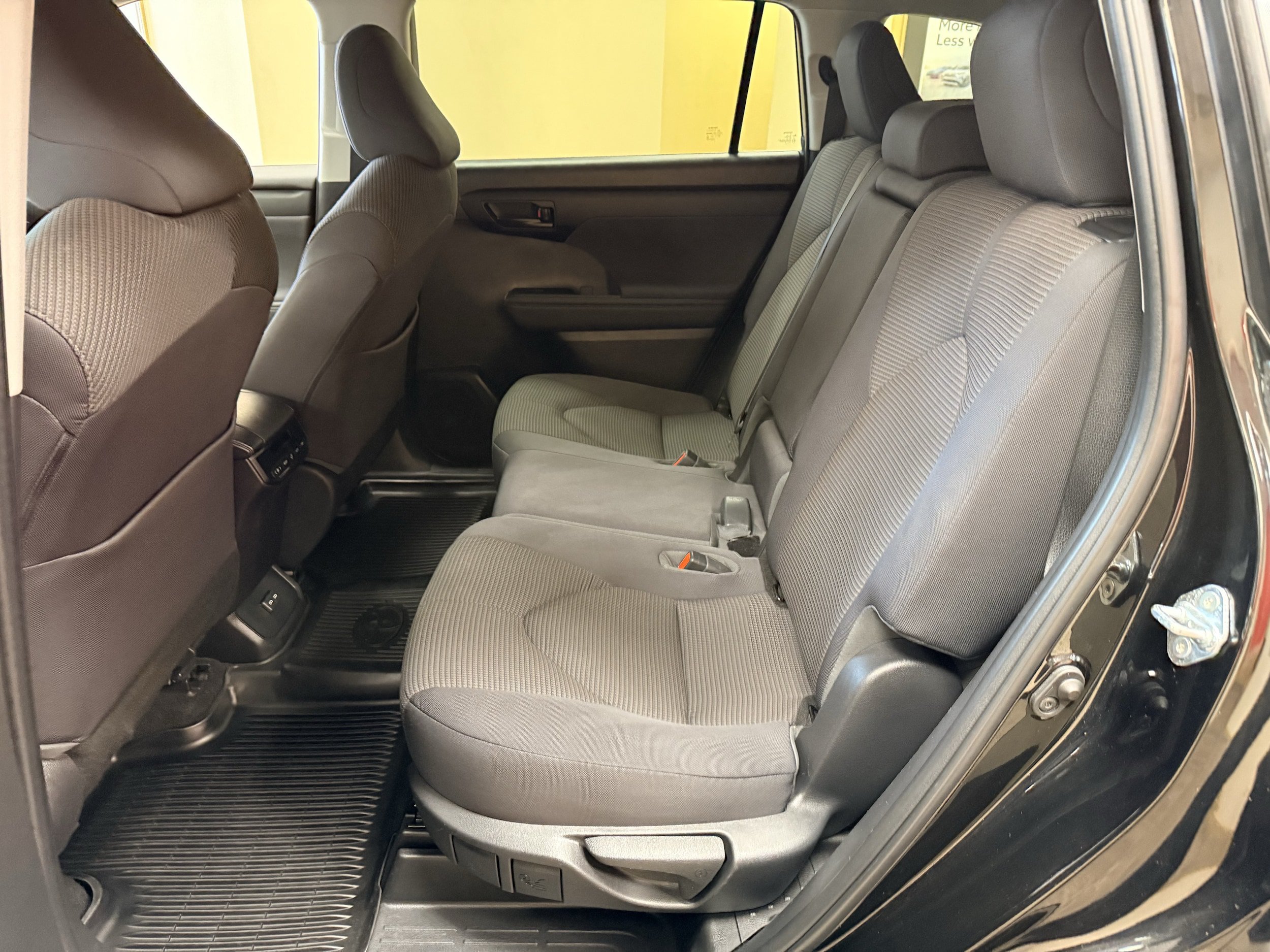 Used 2023 Toyota Highlander LE AWD/4WD image 10