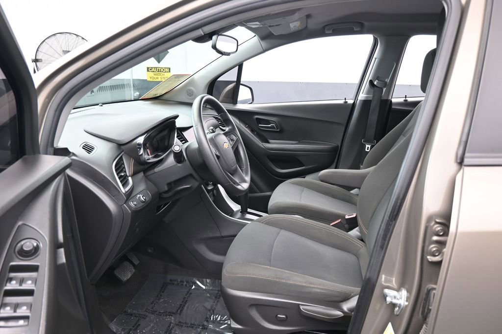 Used 2021 Chevrolet Trax LS w/ Tint and Cruise Package FWD image 11