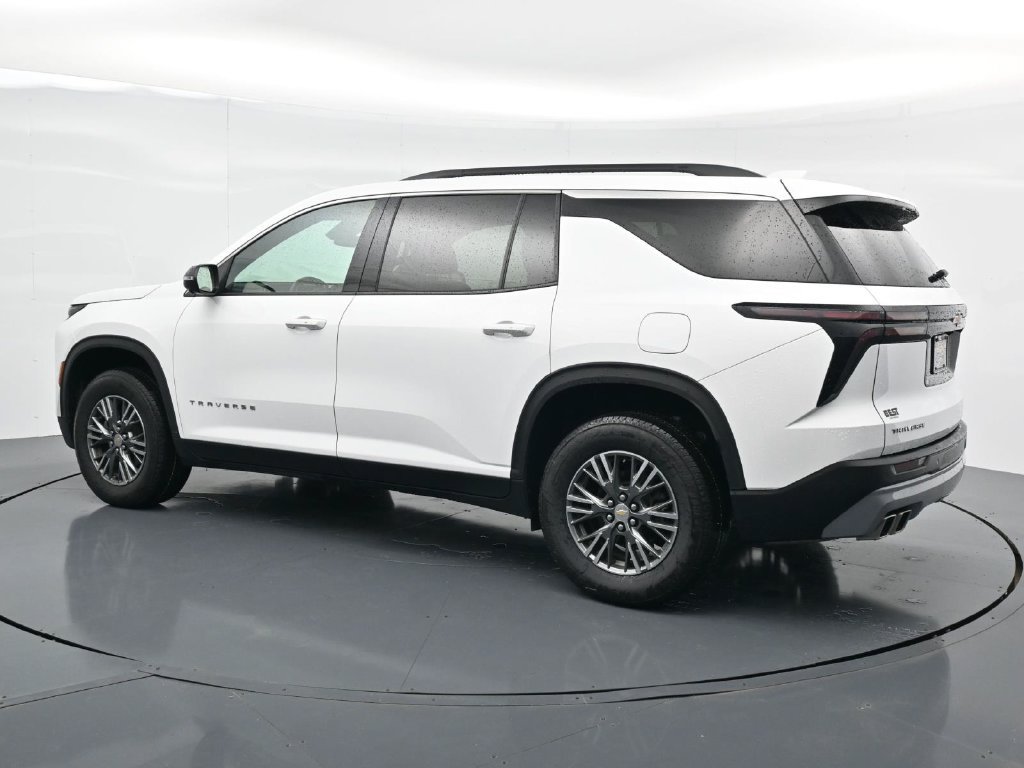 Used 2024 Chevrolet Traverse LT FWD image 4