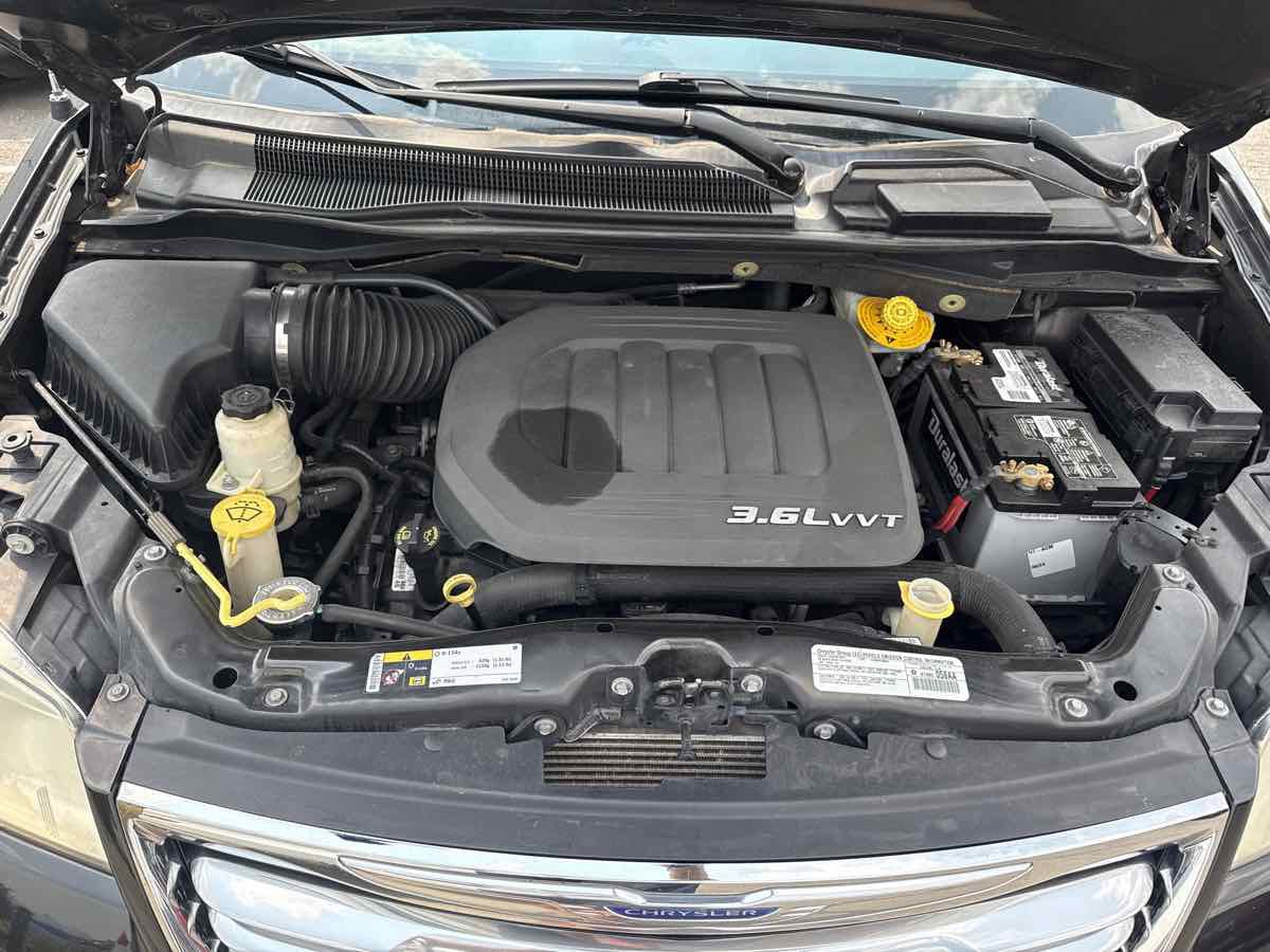 Used 2014 Chrysler Town & Country Touring FWD image 19