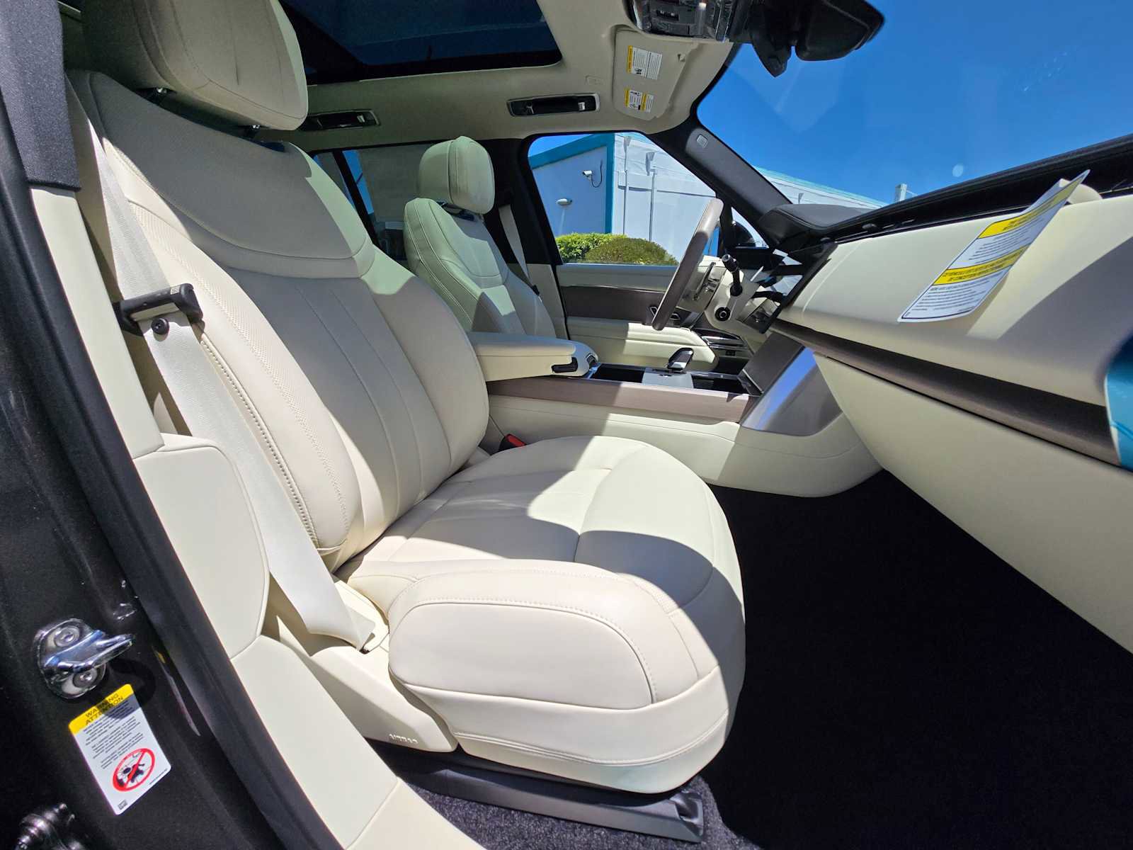 New 2025 Land Rover Range Rover SE image 11