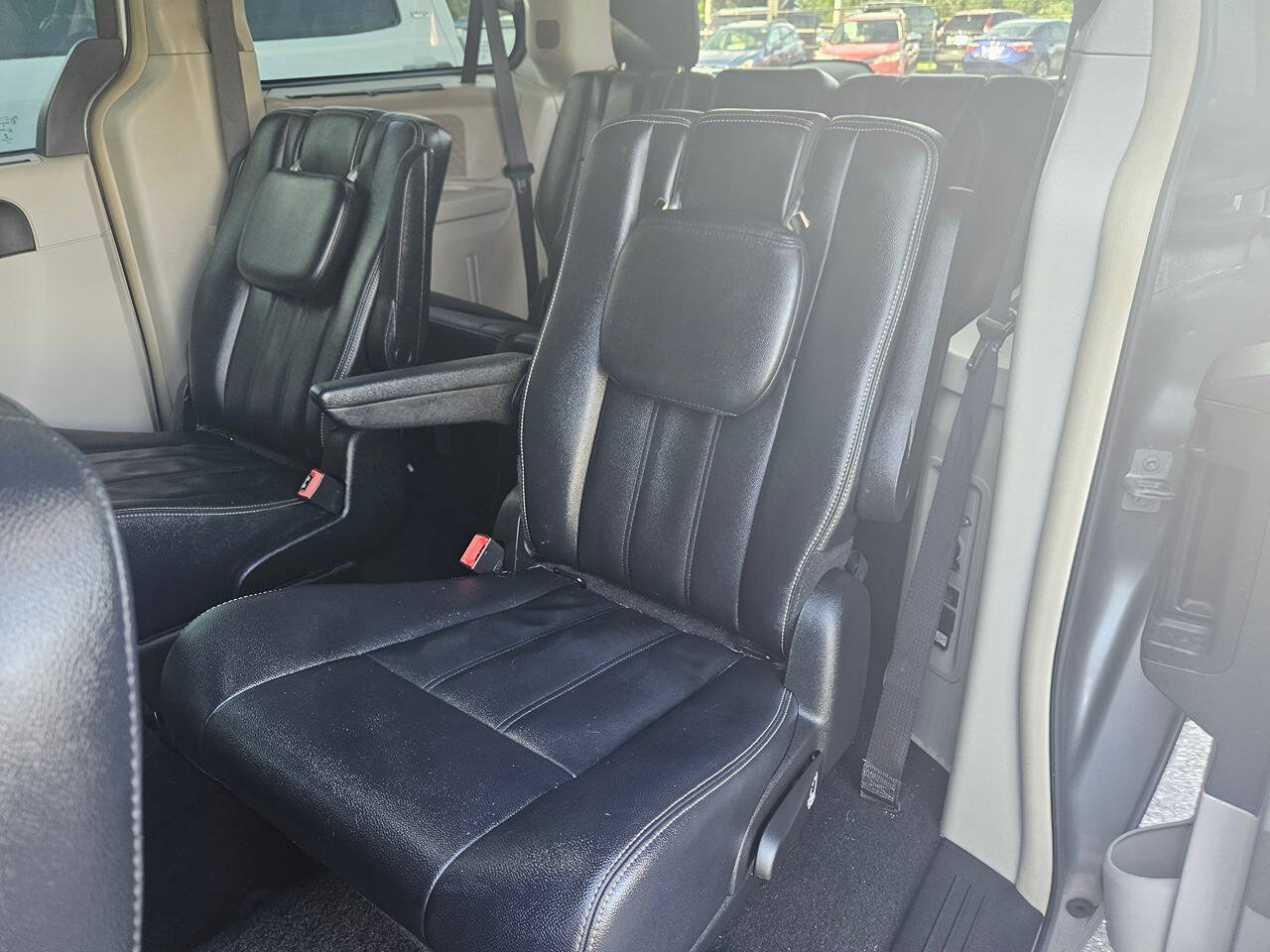 Used 2016 Chrysler Town & Country Touring FWD image 29