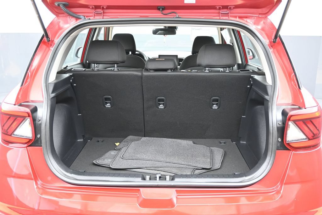 Used 2025 Hyundai Venue SE FWD image 15