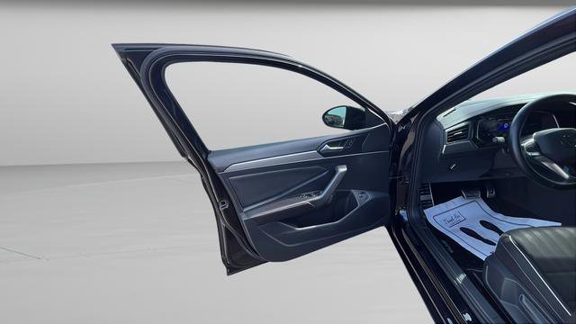 Used 2023 Volkswagen Jetta Sport image 9