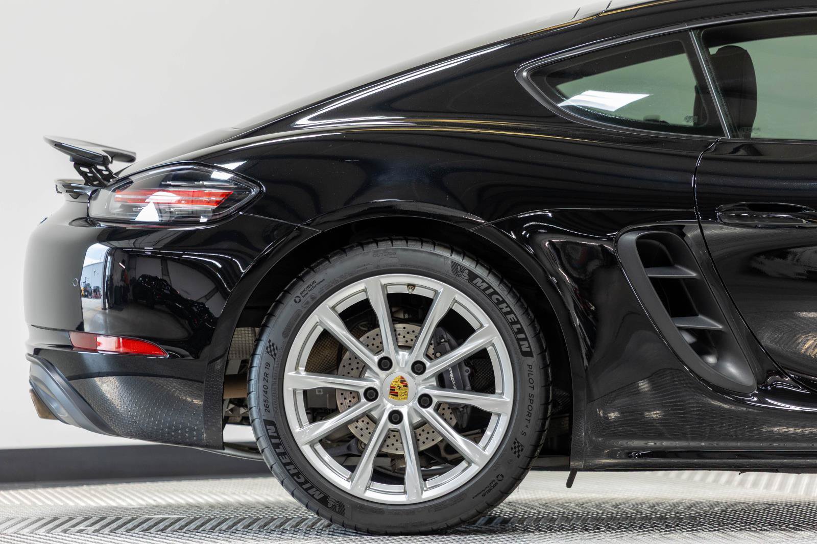 Used 2018 Porsche 718 Cayman RWD image 19
