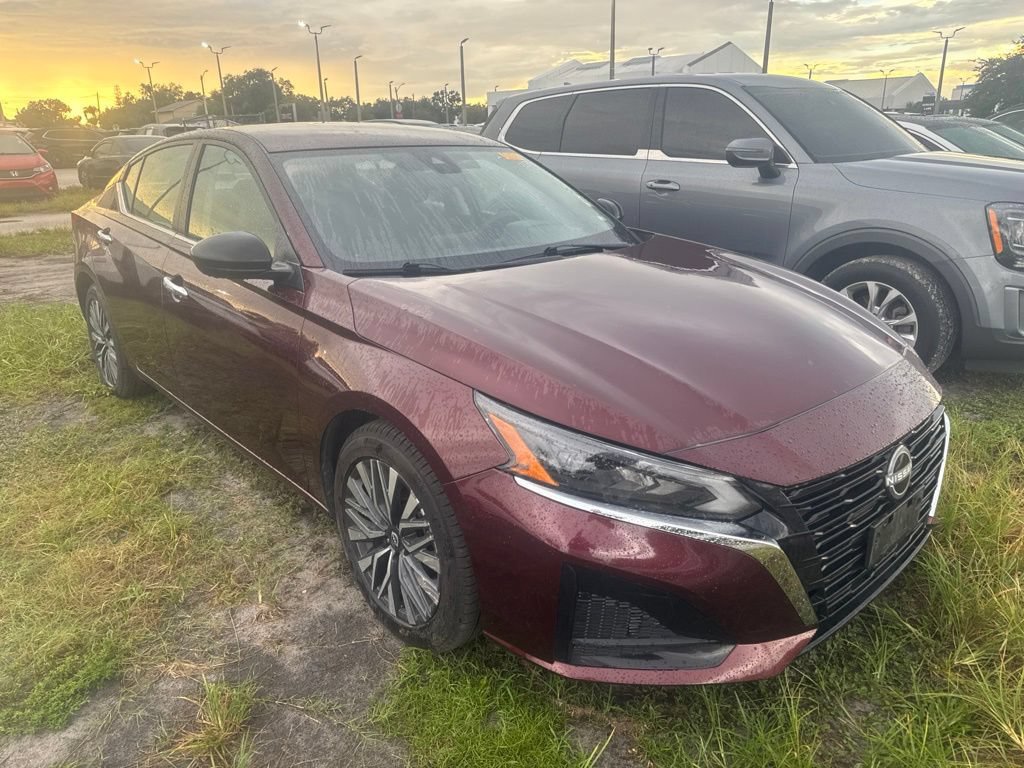 Used 2025 Nissan Altima 2.5 SV FWD image 3