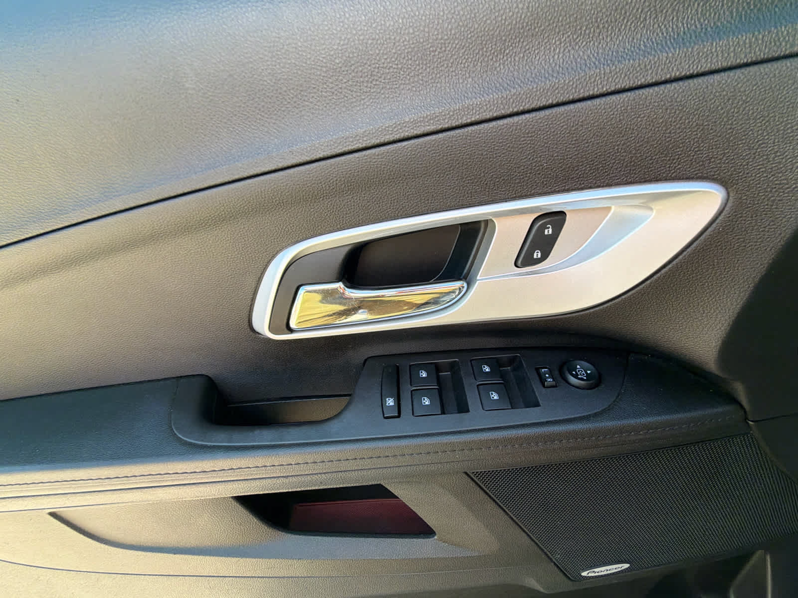 Used 2016 Chevrolet Equinox LTZ w/ Enhanced Convenience Package FWD image 18