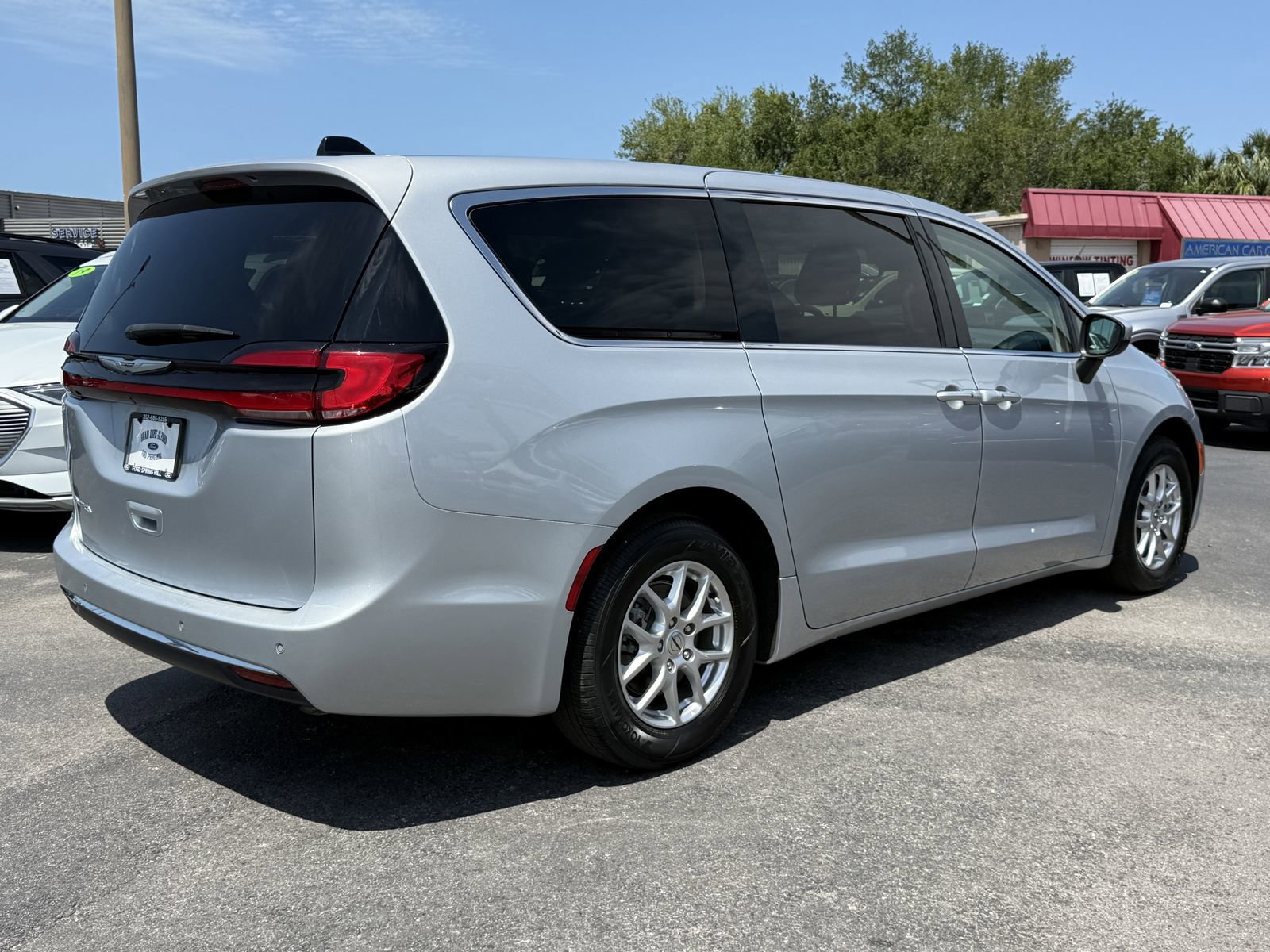 Used 2023 Chrysler Pacifica Touring-L FWD image 4