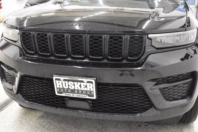 Used 2024 Jeep Grand Cherokee Altitude AWD/4WD image 14