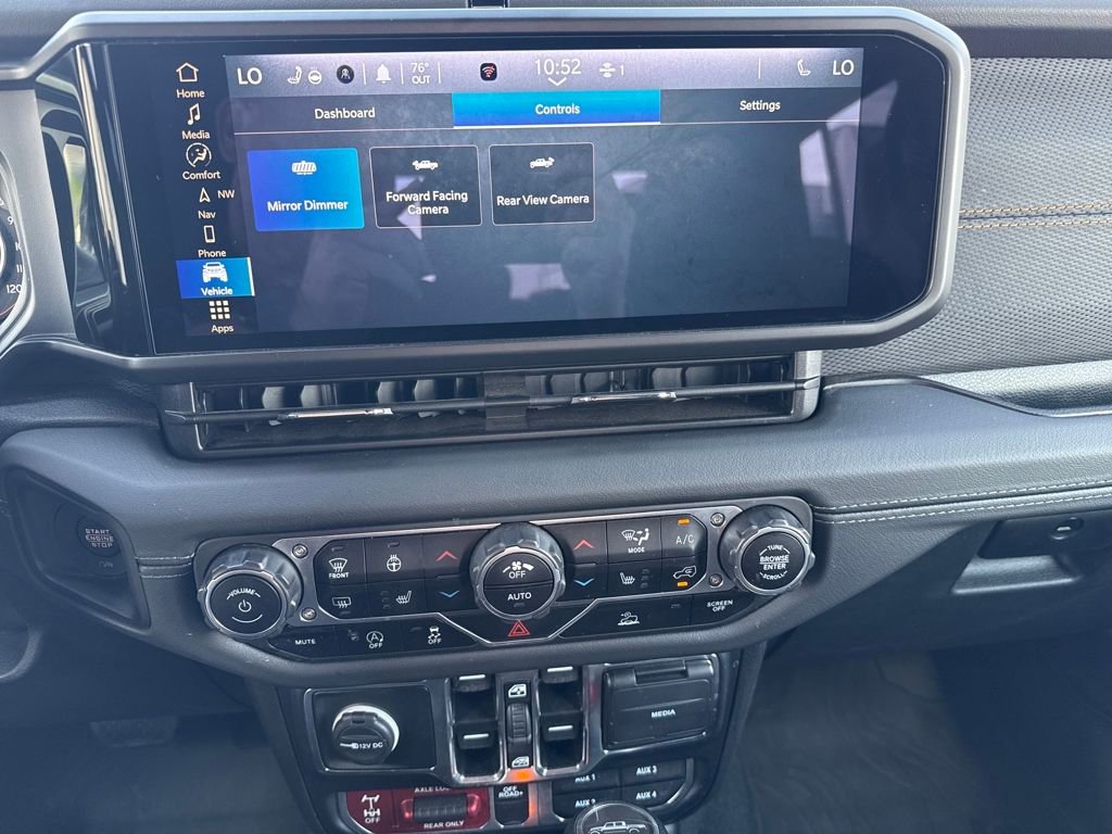 Used 2024 Jeep Gladiator Mojave w/ Technology Group image 19