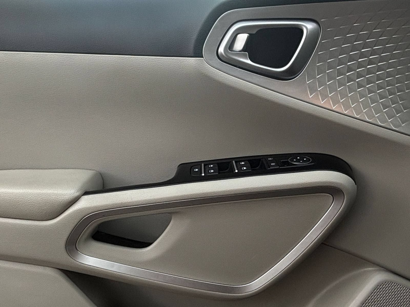 Used 2025 Kia Soul LX w/ LX Technology Package FWD image 18