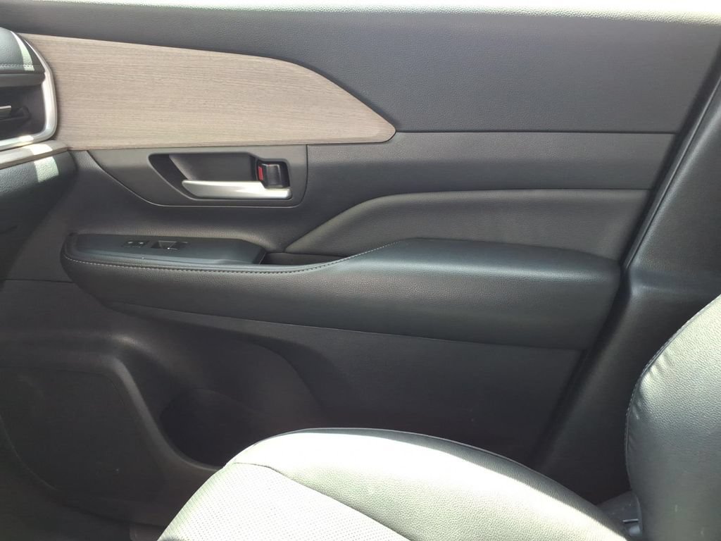 Used 2024 Toyota Grand Highlander AWD image 26