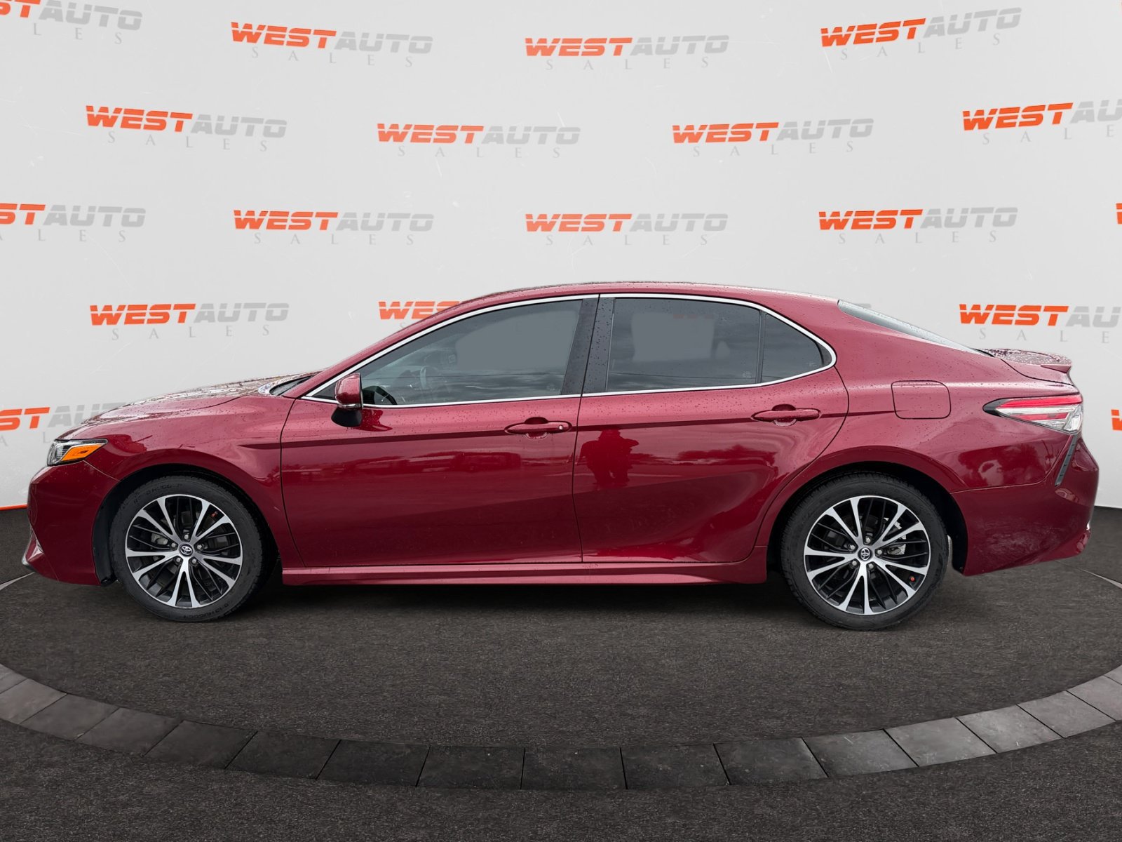 Used 2018 Toyota Camry SE w/ Moonroof Package FWD image 2