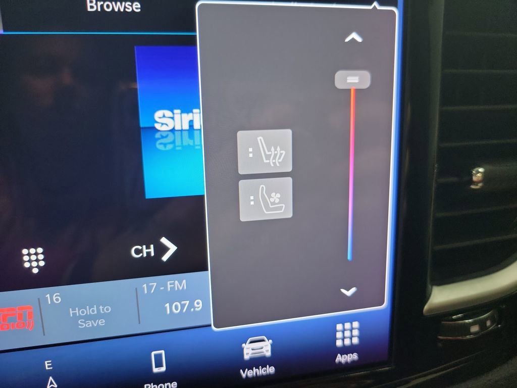 Used 2023 Chrysler Pacifica Limited image 10