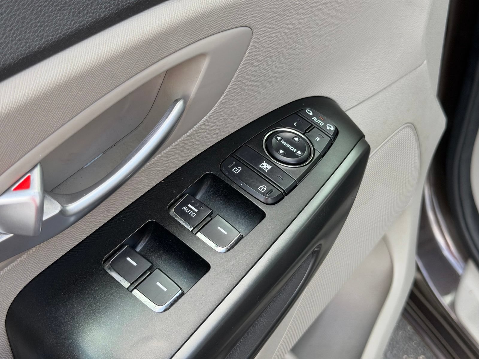 Used 2017 Kia Sedona LX w/ LX Essentials Premium Package FWD image 12