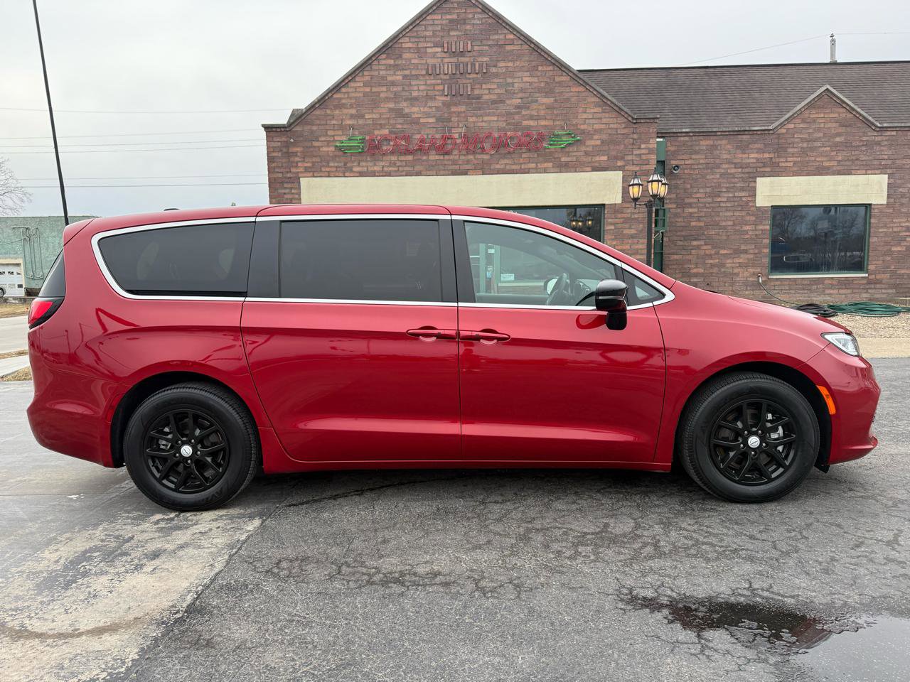 Used 2025 Chrysler Pacifica Select image 1