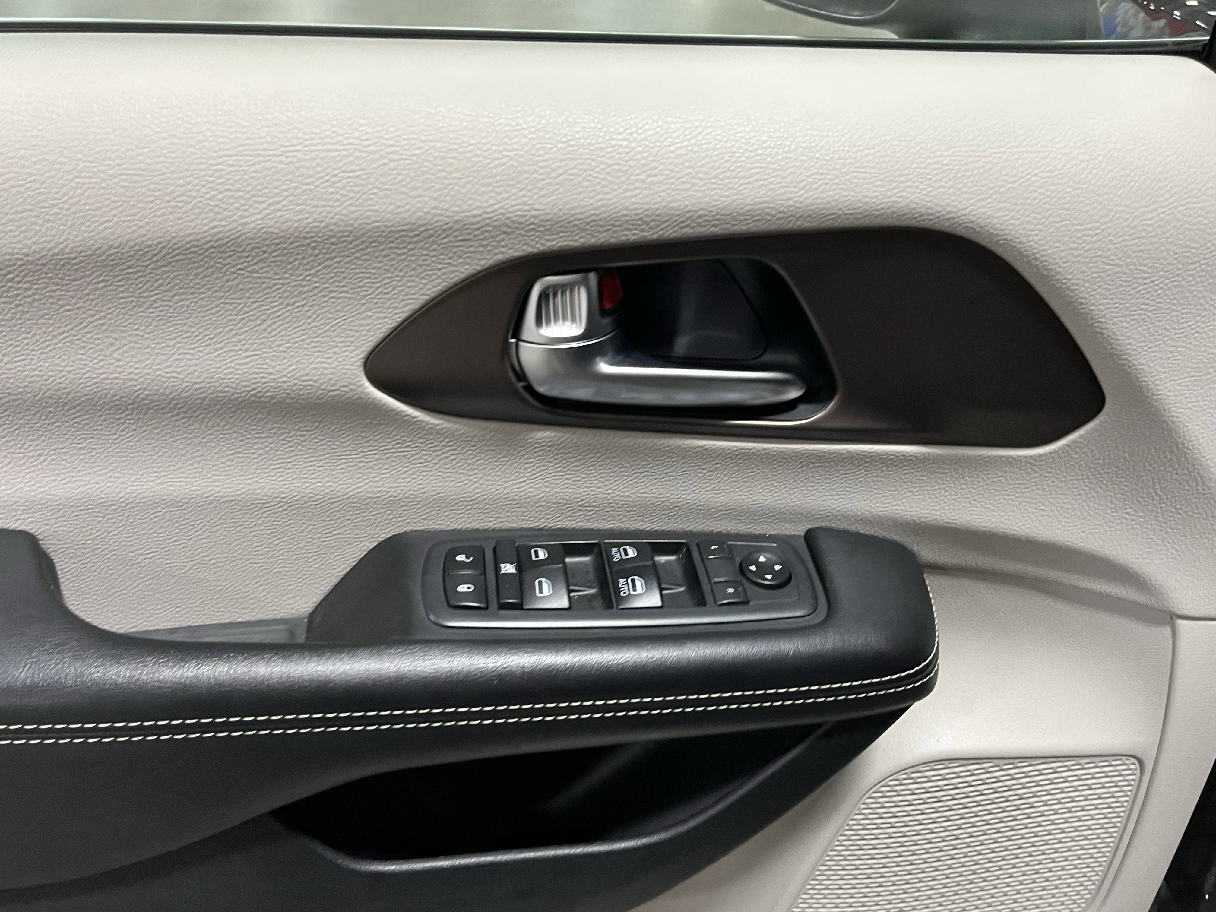 Used 2020 Chrysler Voyager L image 16