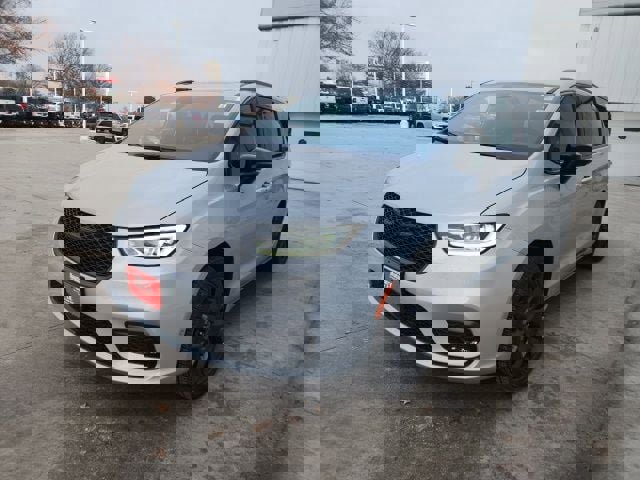 New 2026 Chrysler Pacifica Limited w/ S Appearance Package image 3