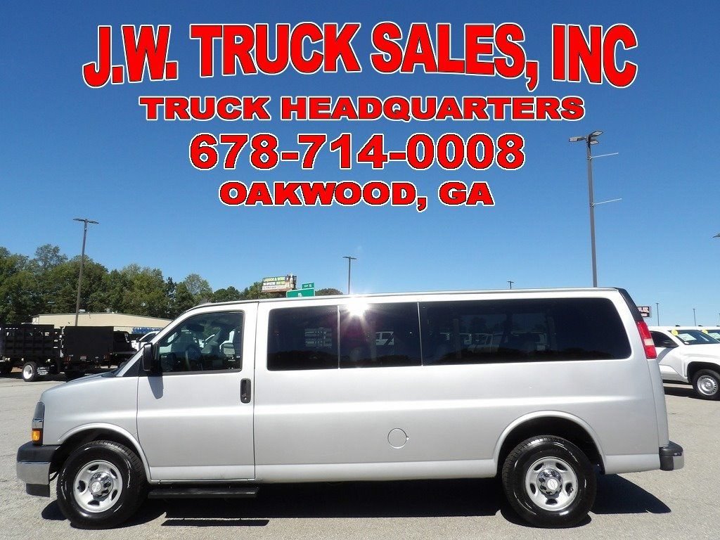 Used 2017 Chevrolet Express 3500 LT w/ LT Preferred Equipment Group RWD image 2