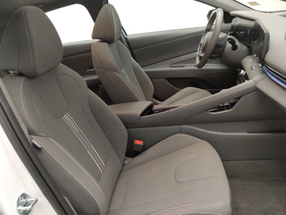 Used 2025 Hyundai Elantra SEL FWD image 21