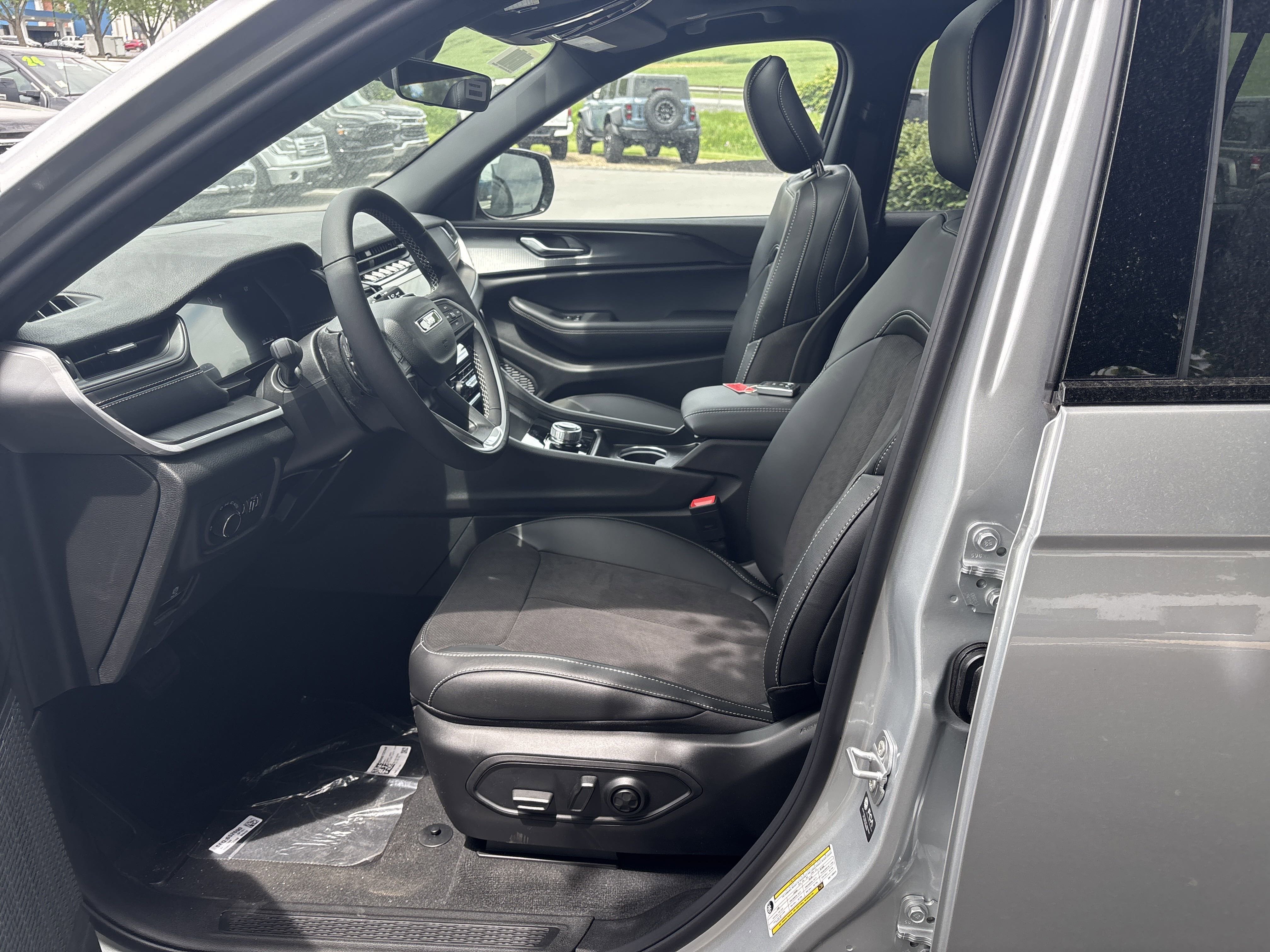 New 2025 Jeep Grand Cherokee L Altitude image 12