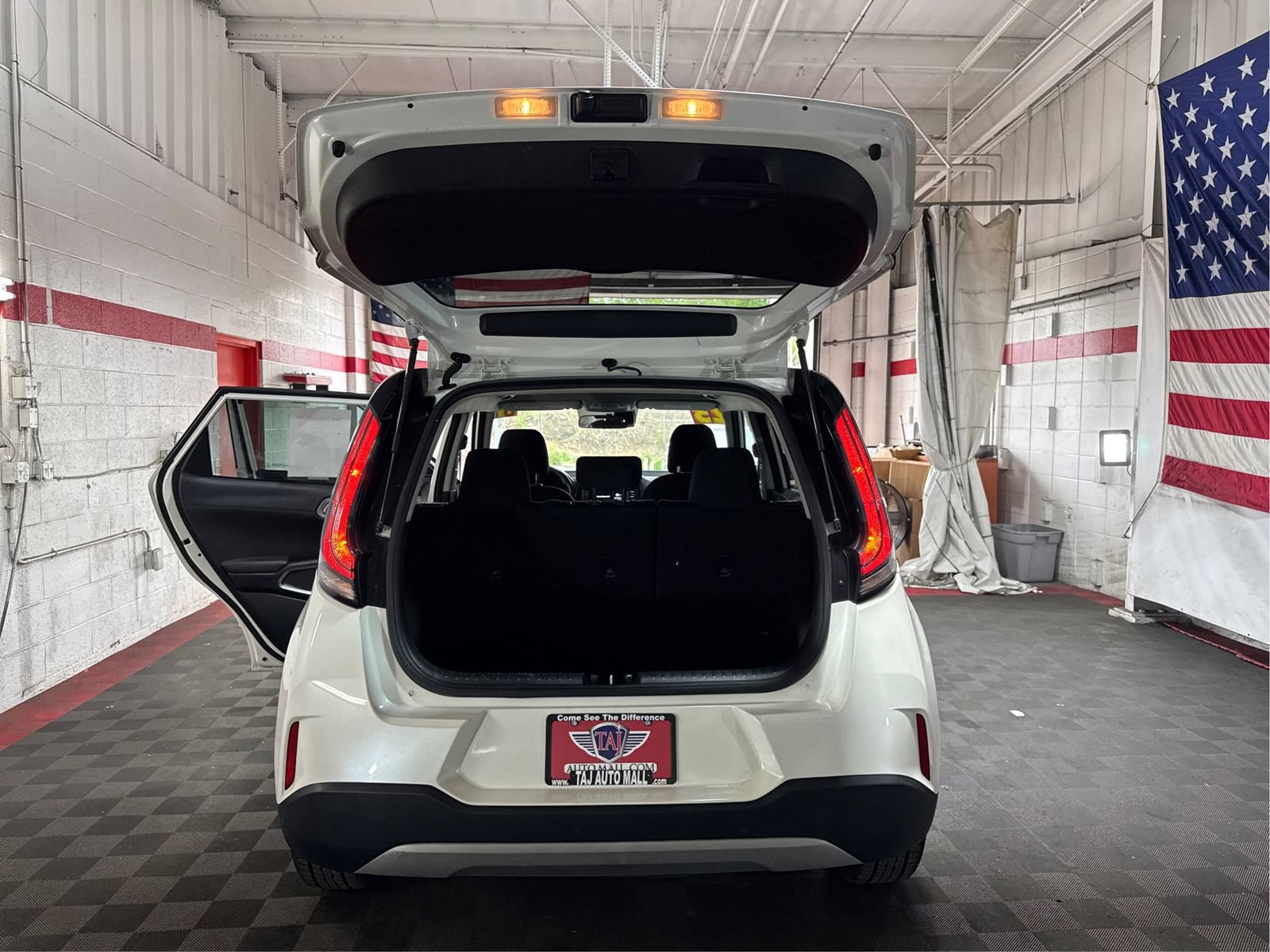 Used 2023 Kia Soul LX w/ LX Technology Package FWD image 11