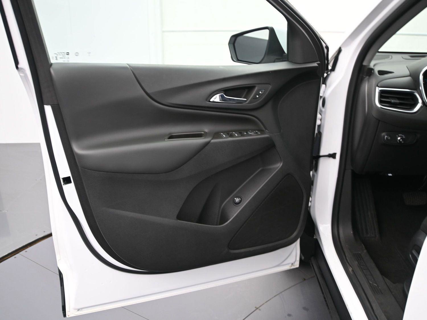 Used 2023 Chevrolet Equinox LT image 8