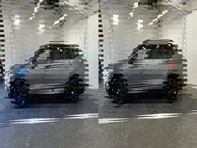 Used 2021 Volkswagen Tiguan SE R-Line image 2