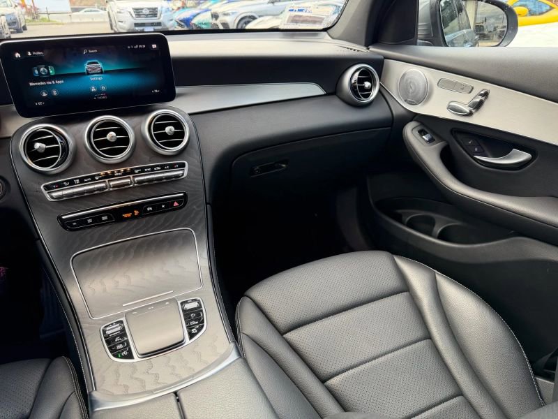 Used 2021 Mercedes-Benz GLC 300 4MATIC image 23
