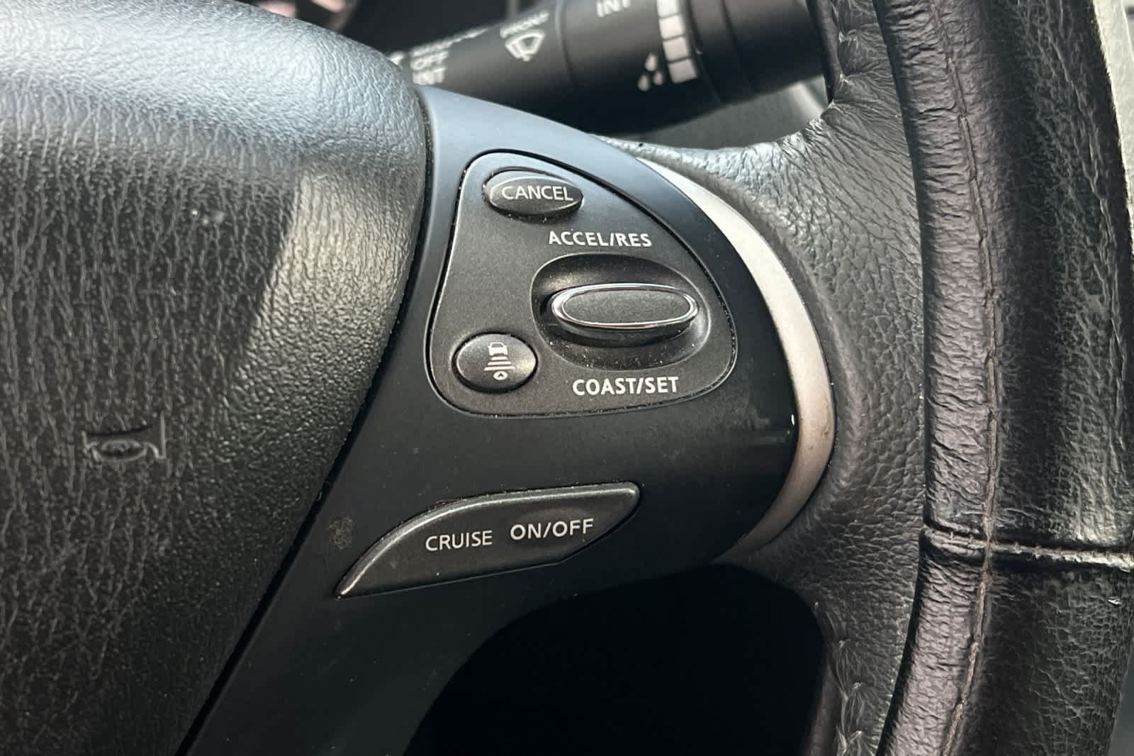 Used 2018 Nissan Pathfinder SL FWD image 32