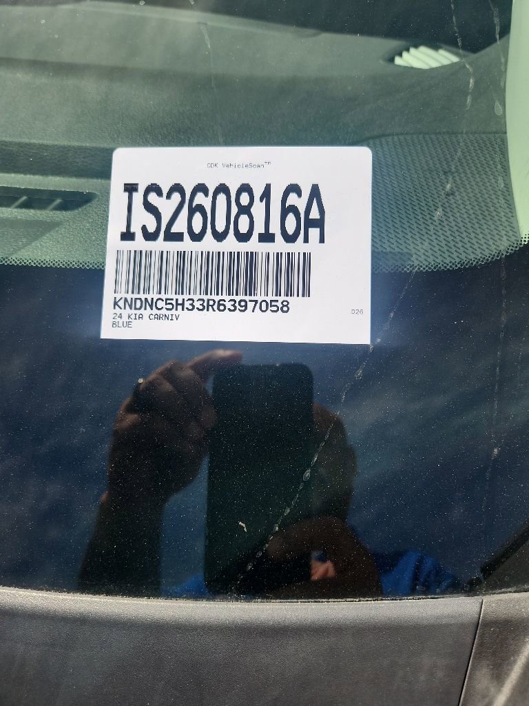 Used 2024 Kia Carnival EX FWD image 4