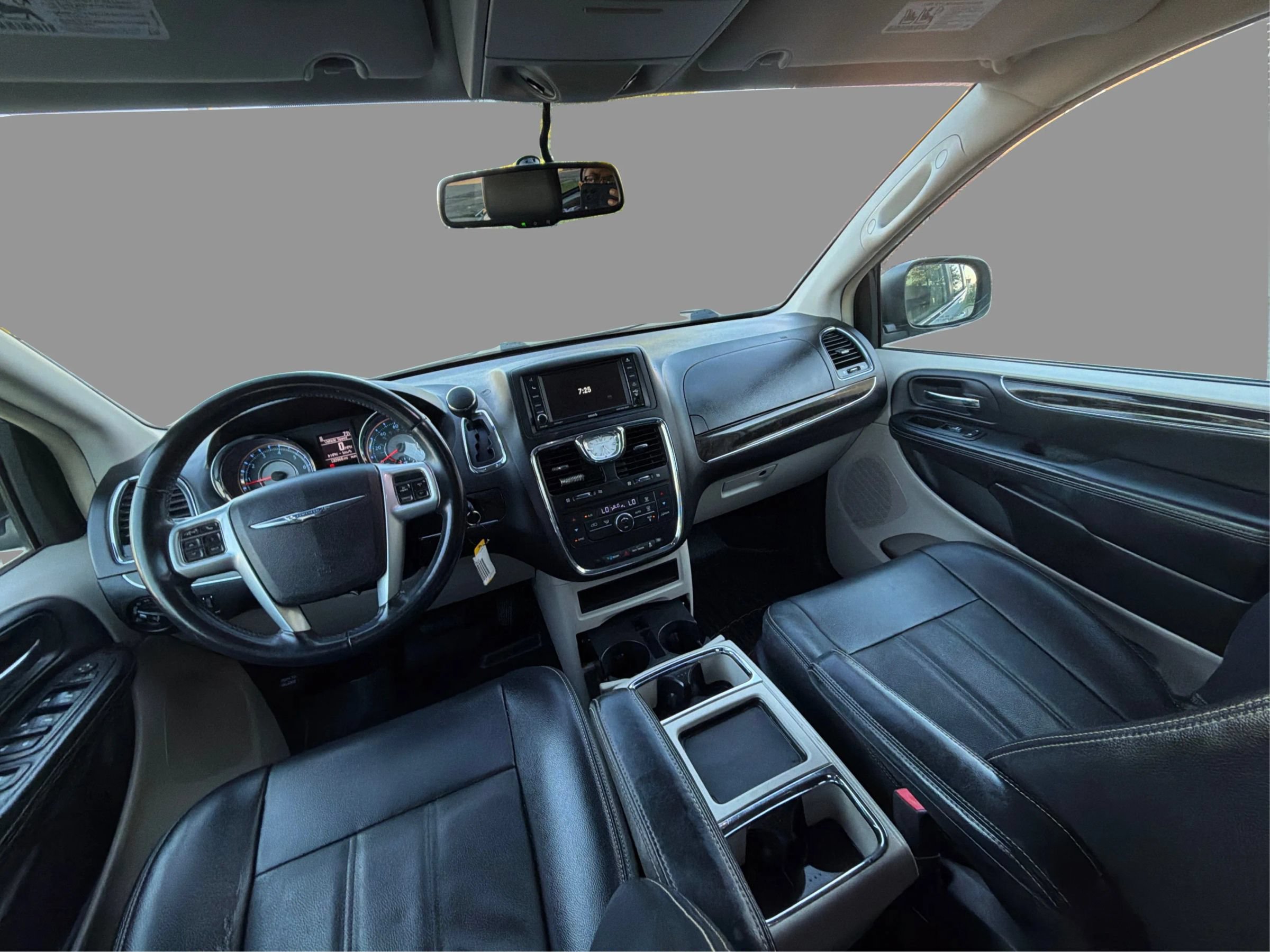Used 2013 Chrysler Town & Country Touring FWD image 28