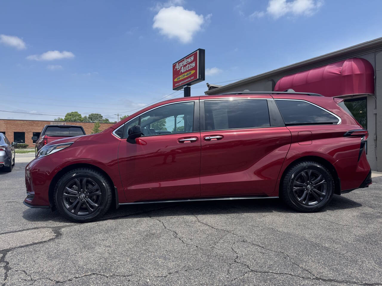 Used 2024 Toyota Sienna XSE AWD/4WD image 6