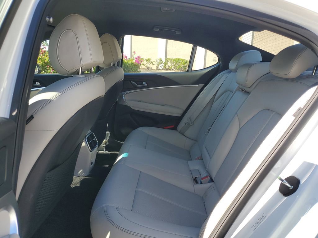 Used 2025 Genesis G70 2.5T image 18