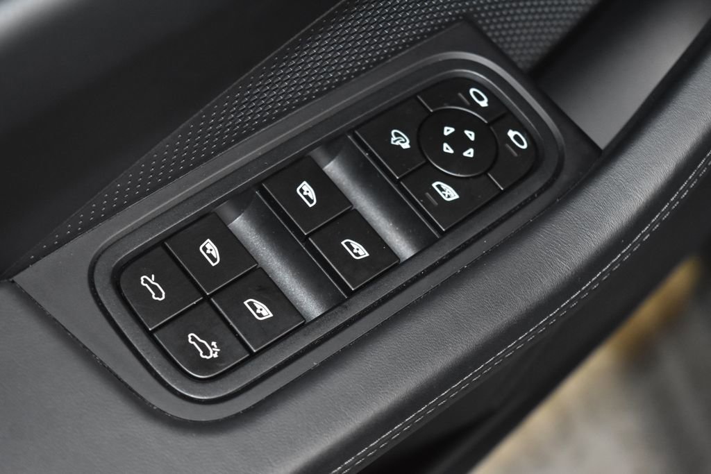 Used 2024 Porsche Macan 4 Electric image 8