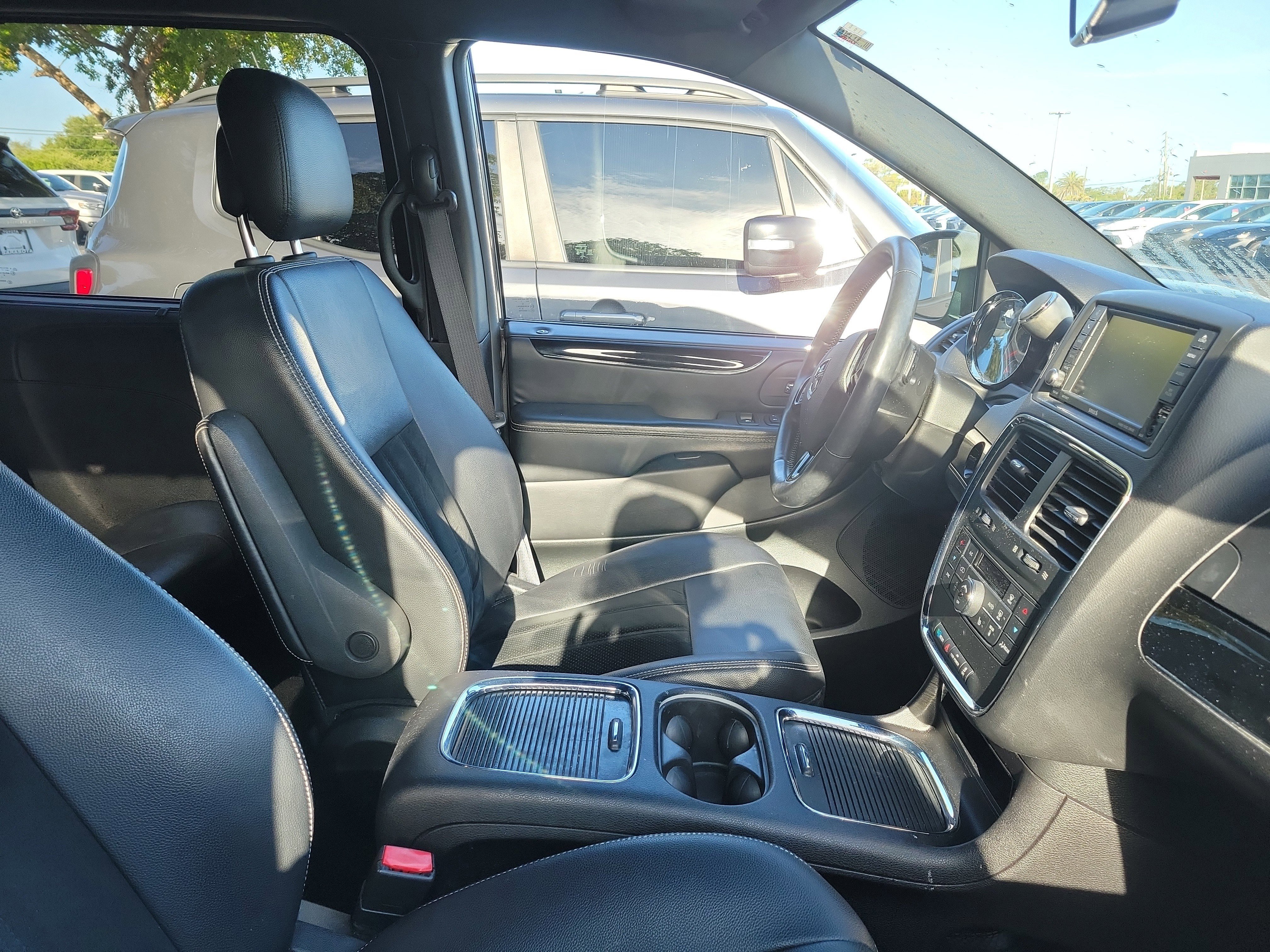 Used 2016 Dodge Grand Caravan SXT FWD image 9