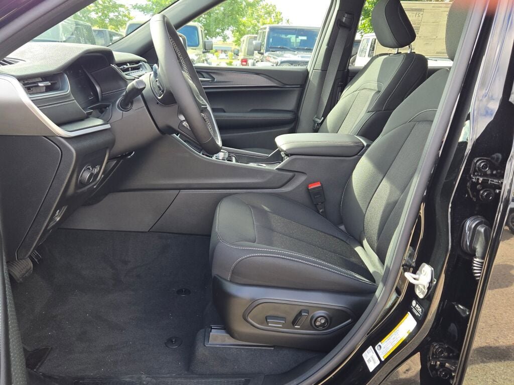 New 2025 Jeep Grand Cherokee L Laredo w/ Trailer Tow Package image 24