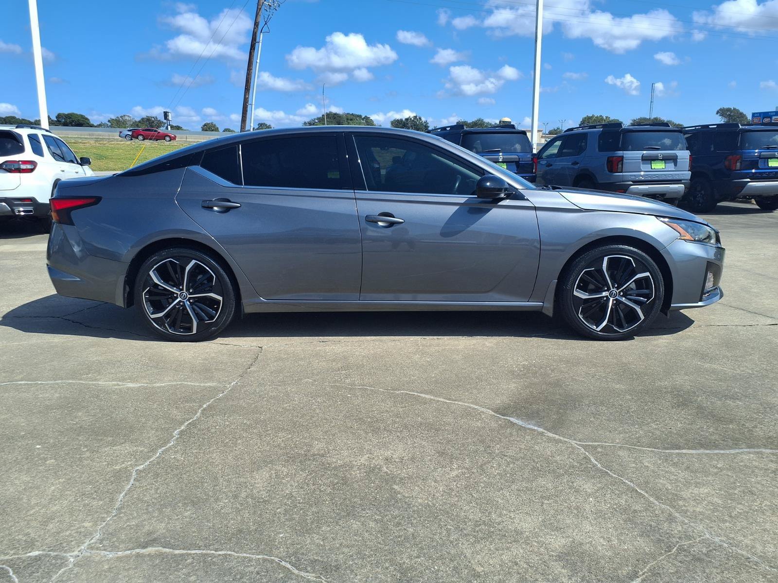 Used 2024 Nissan Altima 2.5 SR w/ SR Premium Package FWD image 7