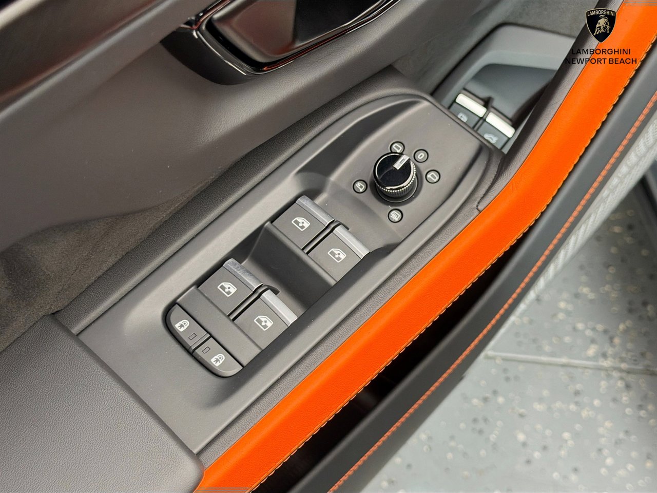 Used 2025 Lamborghini Urus SE AWD/4WD image 18