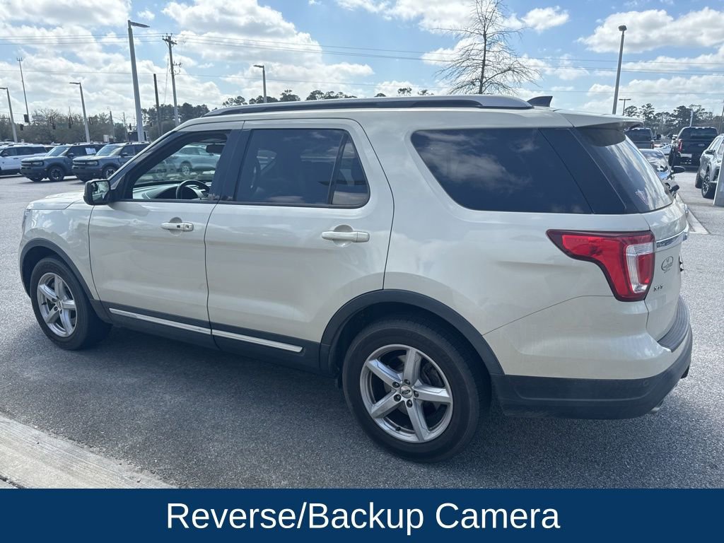 Used 2018 Ford Explorer XLT image 4