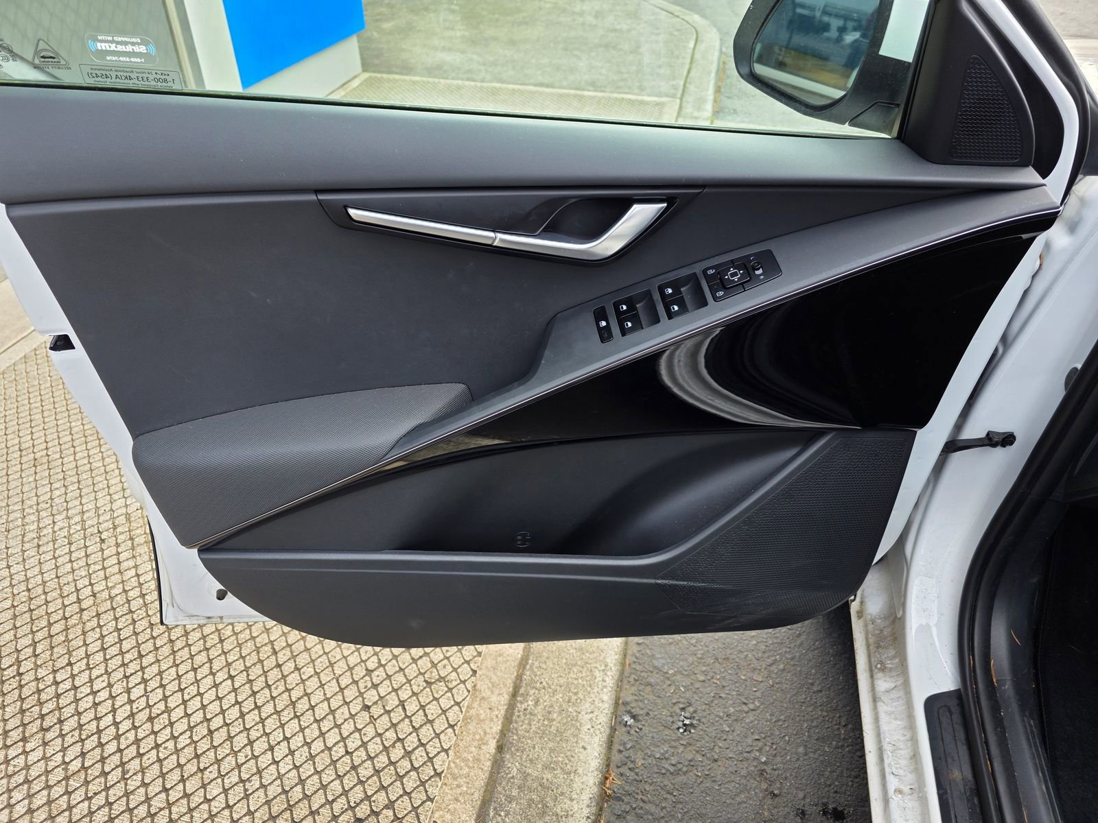 Used 2025 Kia Niro EX image 10