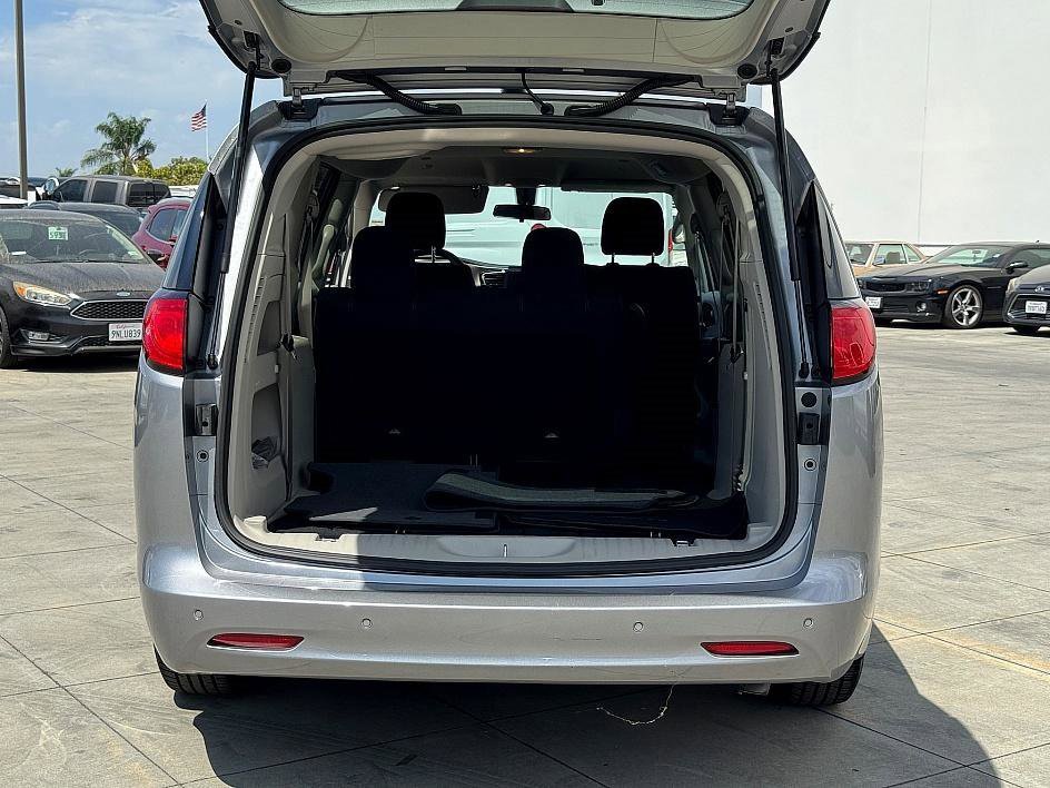 Used 2020 Chrysler Voyager L image 11