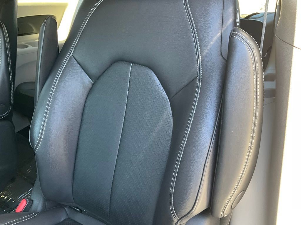 Used 2022 Chrysler Pacifica Touring-L w/ Uconnect Theater Family Group image 30