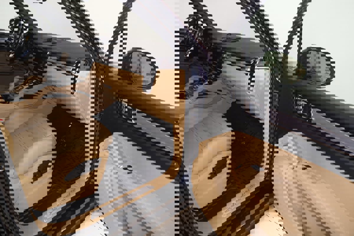 Used 2022 Porsche Cayenne Platinum Edition w/ Premium Package Plus image 31