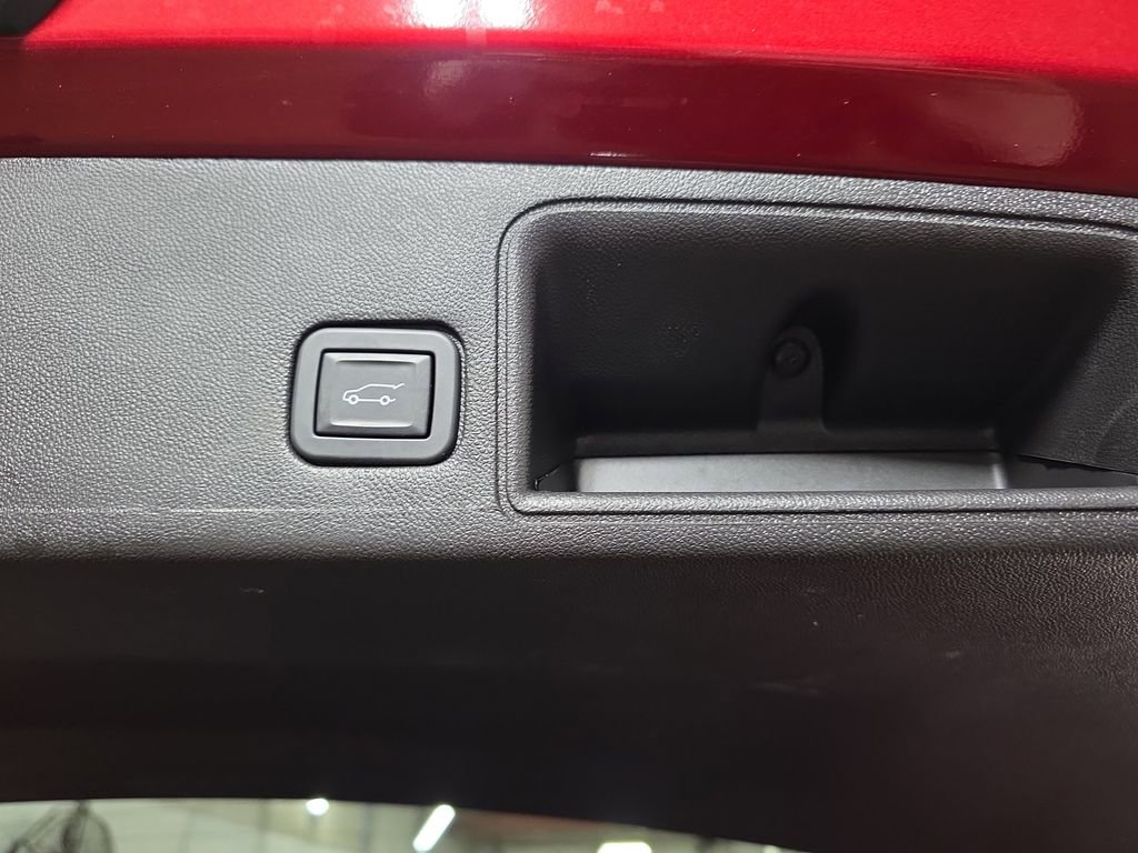 Used 2024 GMC Terrain SLE w/ Driver Convenience Package image 13