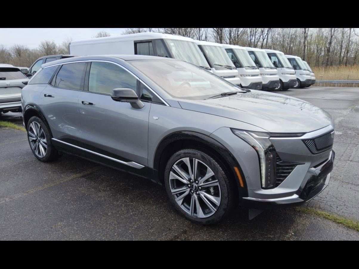 Used 2025 Cadillac Optiq Luxury 2 AWD/4WD image 2