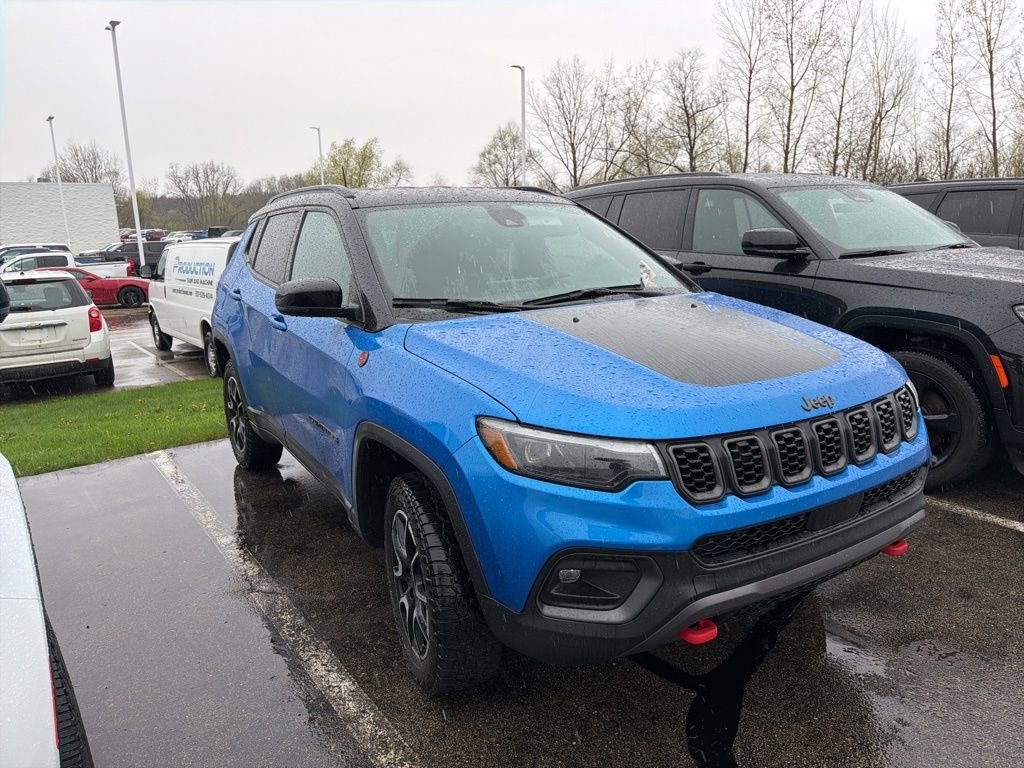 Used 2025 Jeep Compass Trailhawk w/ Trailhawk Elite Group image 3