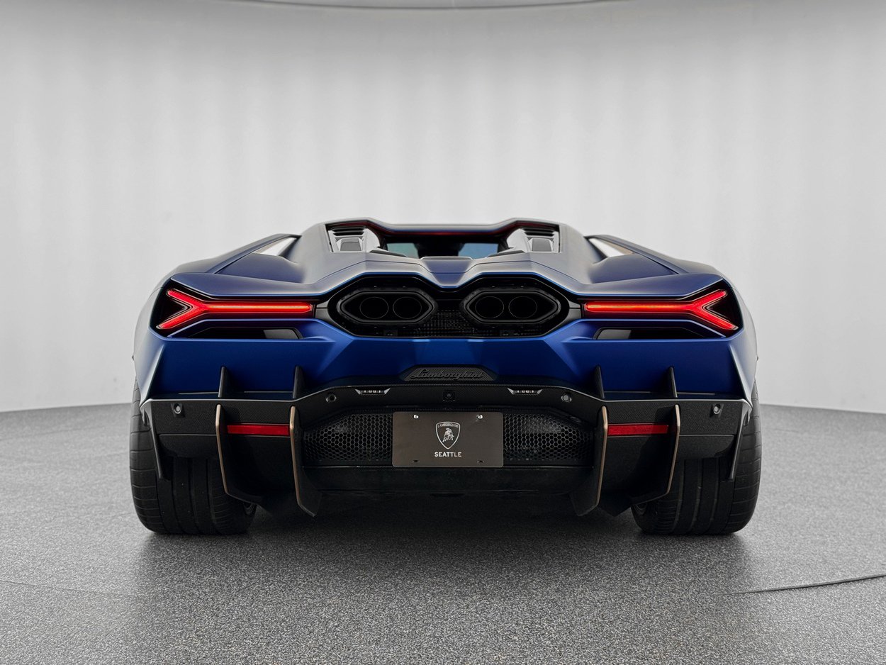 Used 2025 Lamborghini Revuelto image 5