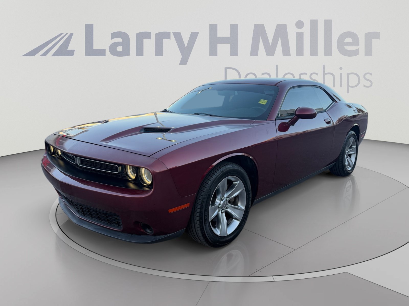 Used 2017 Dodge Challenger SXT RWD image 1