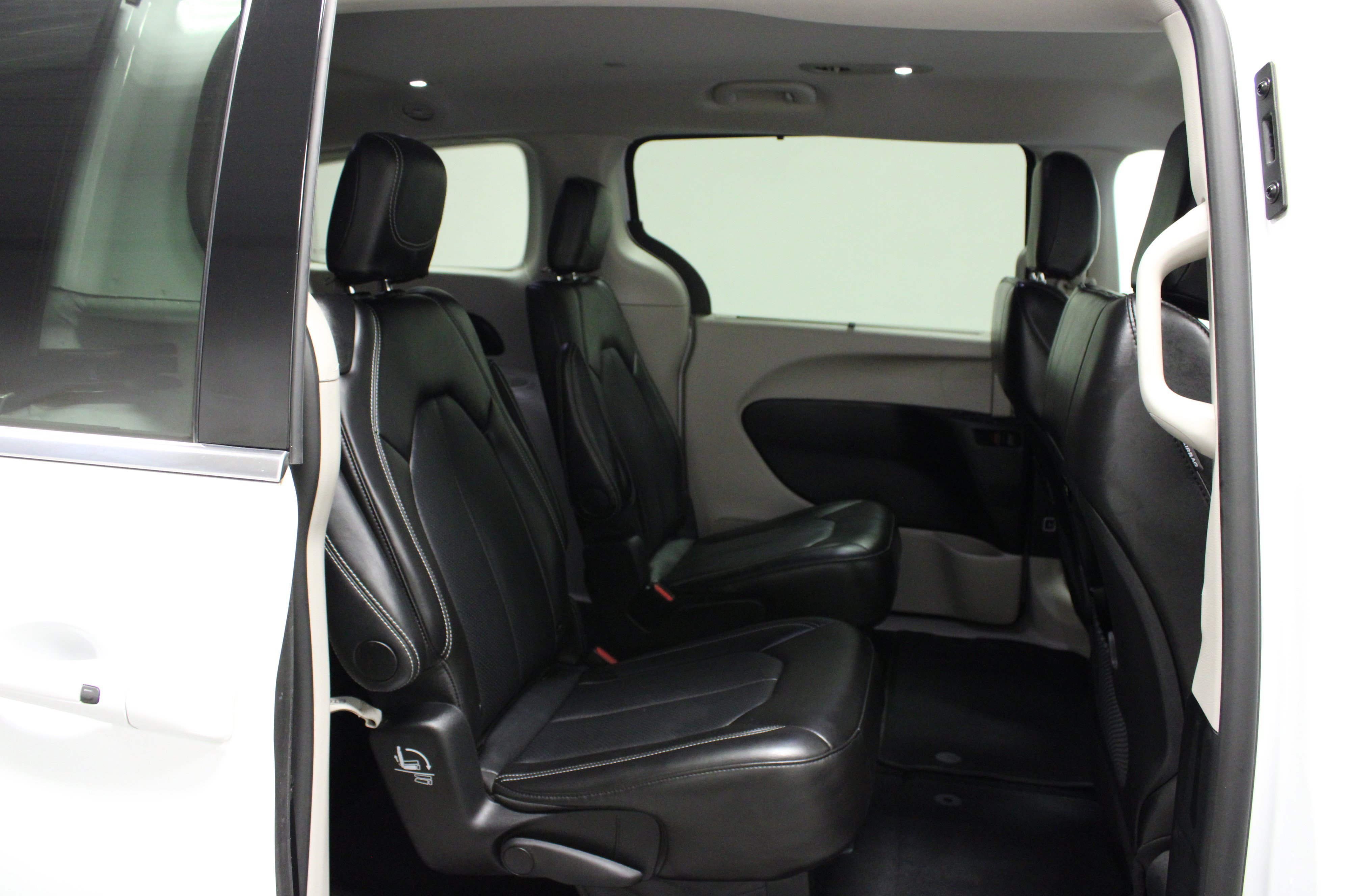Used 2024 Chrysler Pacifica Touring-L FWD image 16